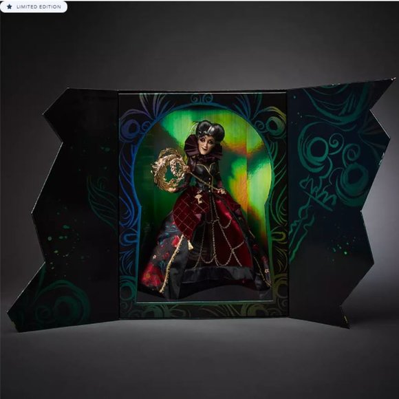 Lady Tremaine Doll & Pin Set Series 2/6 - Picture 4 of 10